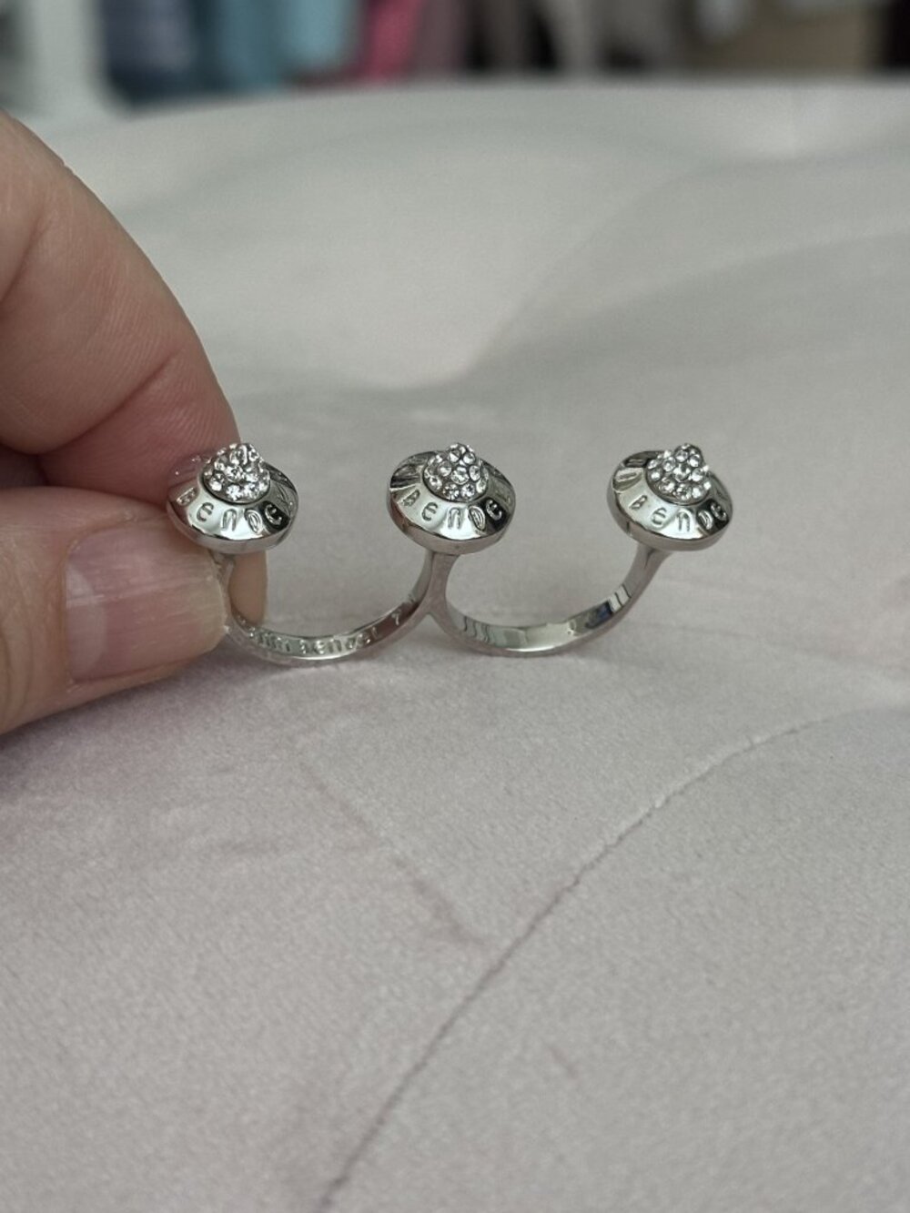 Henri Bendel double finger ring